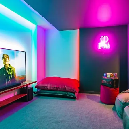 Phi With Heated Indoor Pool فيلة *